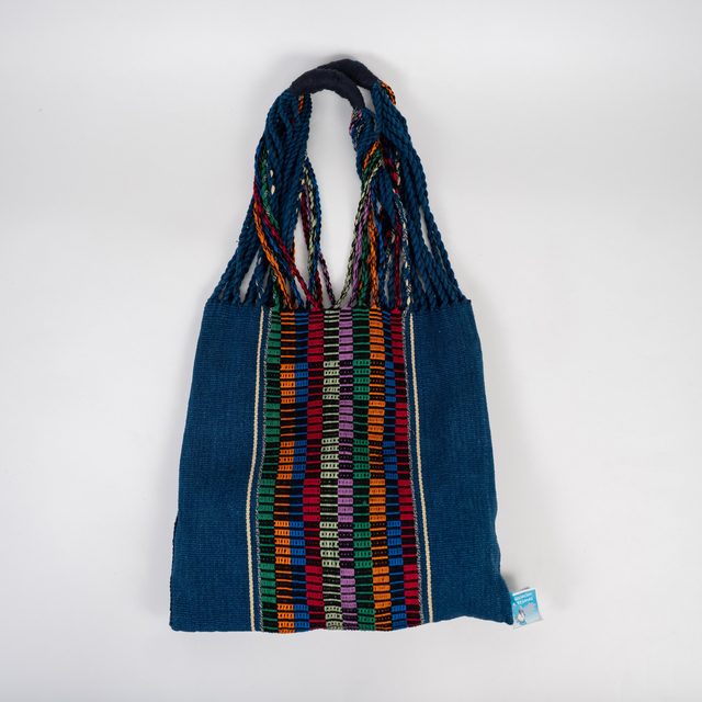 Morral azul con franja de colores