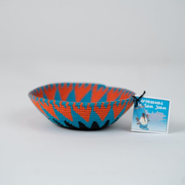 Canasto de crochet naranja y turquesa