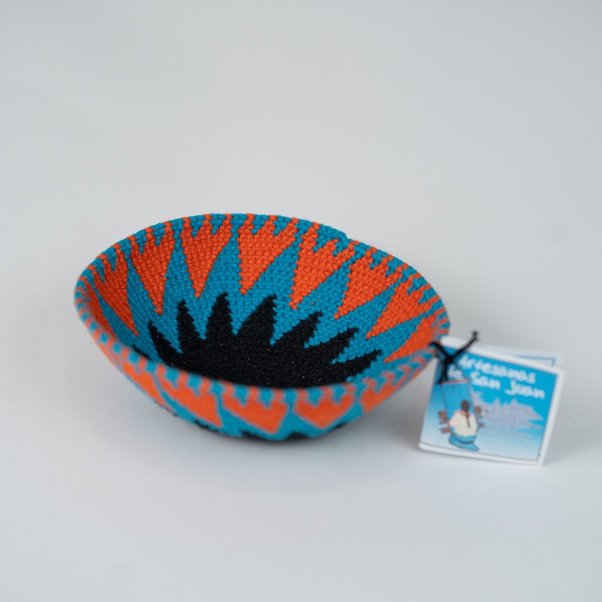 Canasto de crochet naranja y turquesa
