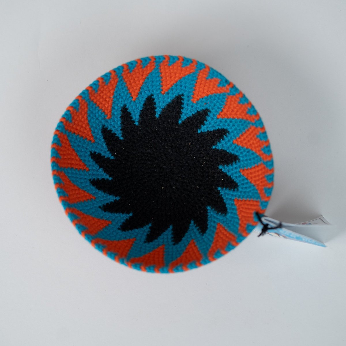 Canasto de crochet naranja y turquesa