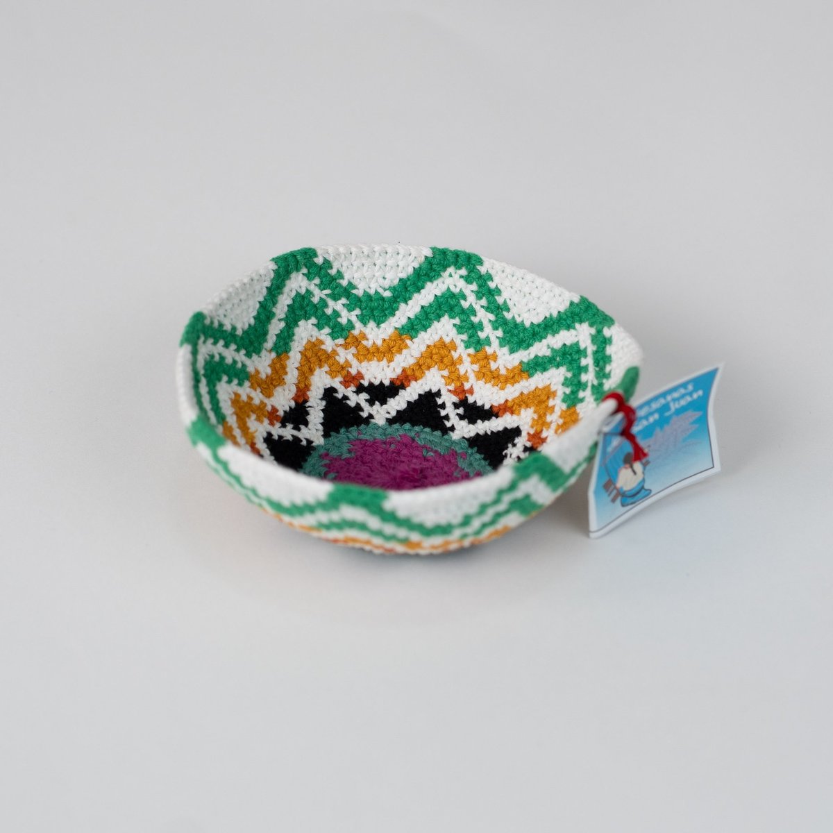 Canasto de crochet verde y blanco