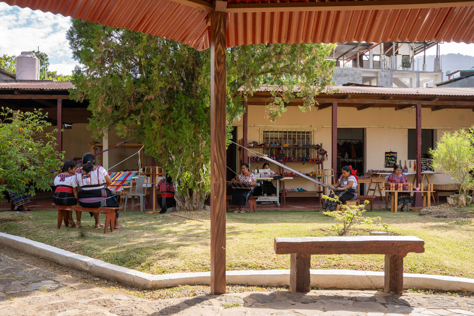 El patio y taller de la asociación en San Juan la Laguna